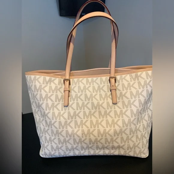 Michael Kors Jet Set Travel - Picture 3 of 16